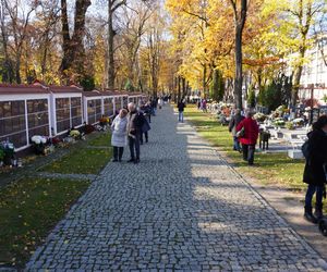 1 listopada na cmentarzu przy ul. Lipowej w Lublinie. Mieszkańcy odwiedzają groby swoich bliskich