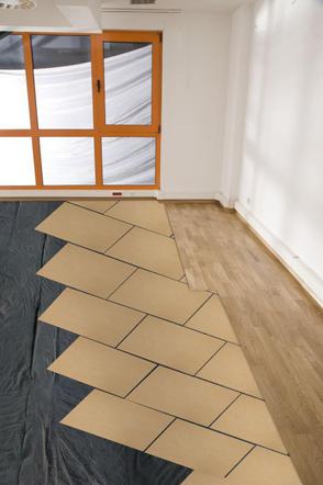 Montaż warstwowej deski podłogowej: podłoga drewniana 