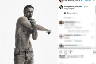 Maciej Musiał pręży klatę i rozpina spodnie