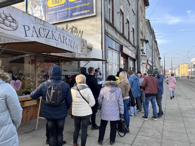 Kolejki przed pączkarniami w Gorzowie.