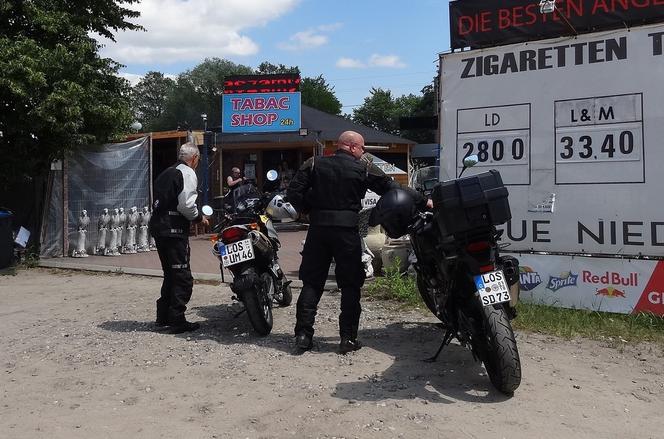 Kostrzyn. Niemcy po fajki docierają z reguły zmotoryzowani. Więcej udźwigną!