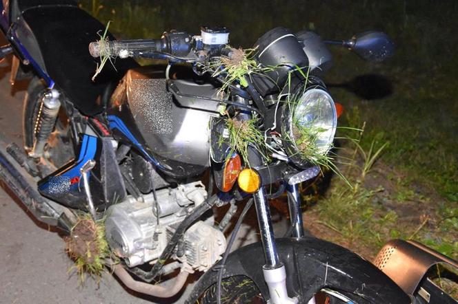 Zabawa. Pijany motorowerzysta uderzył w betonowy słup. Ma złamane kości czaszki i żebra