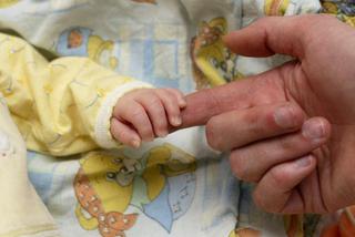 PRZERAŻAJĄCE statystyki: Co trzecie dziecko w Polsce rodzi się w BIEDZIE lub NĘDZY