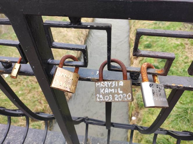 Tak wygląda most zakochanych w Tarnowie. W pobliżu jest zapomniana kapliczka św. Walentego