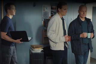 M jak miłość odc. 1824. Jakub Karski (Krzysztof Kwiatkowski), Olek (Maurycy Popiel), policjant (Jan Kozaczuk)