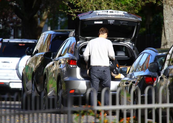 K. Tusk z mężem przenoszą rzeczy z lexusa do innego auta: Córka oddała ojcu samochód