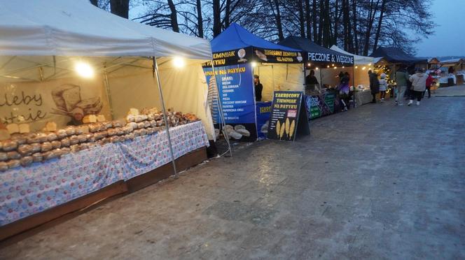 Ruszył jarmark bożonarodzeniowy nad jeziorem Ukiel w Olsztynie. Zobacz, jak wygląda! [ZDJĘCIA]