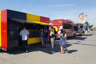 Trwa VI Festiwal Smaków Food Trucków. Mobilne restauracje stanęły na parkingu galerii przy ulicy Konarskiego w Grudziądzu [ZDJĘCIA]