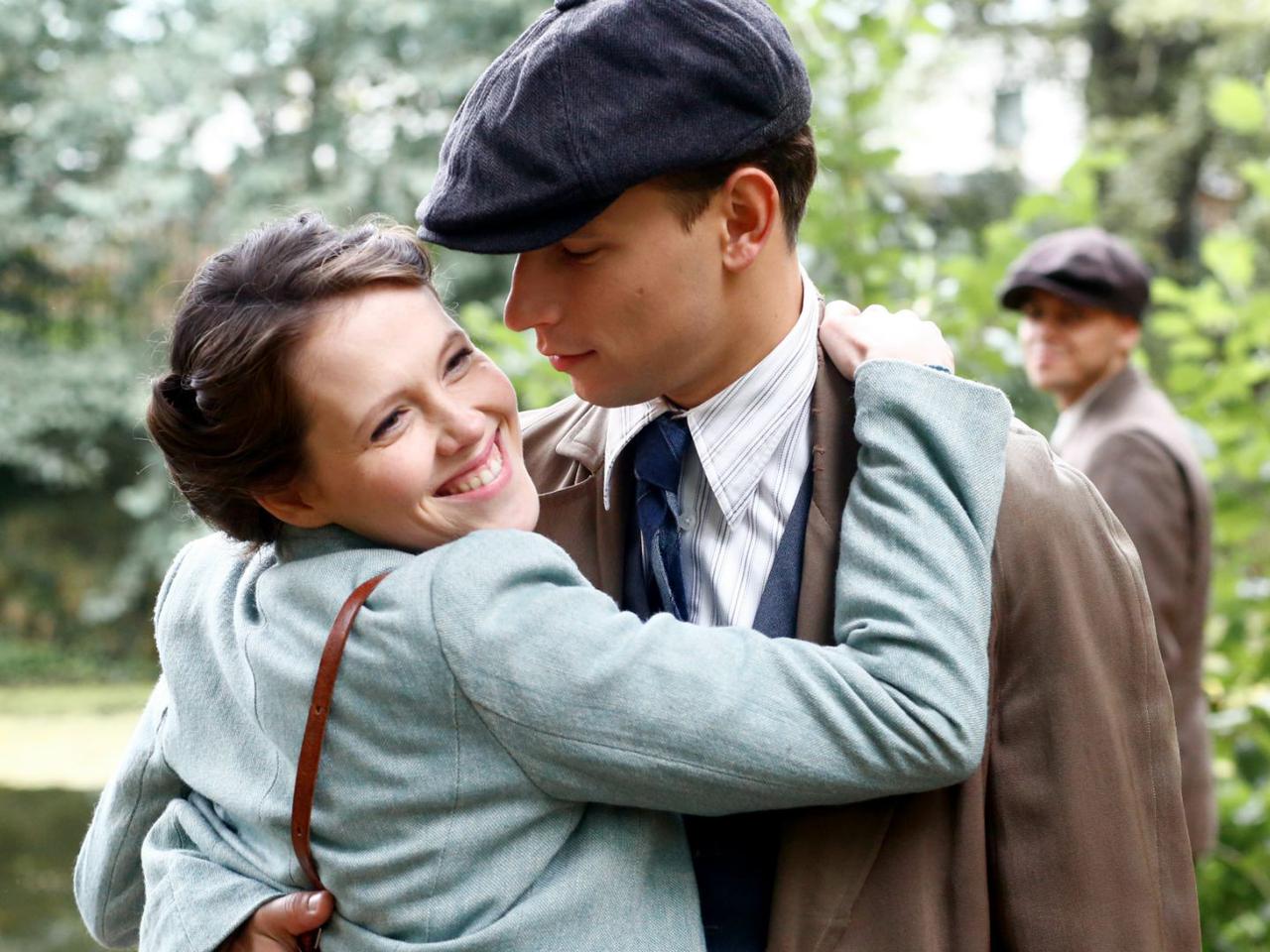 Wojenne dziewczyny 3 sezon, odcinek 30 - opis, streszczenie: Irka i Kamil znów są razem. Wezmą szybki ślub?