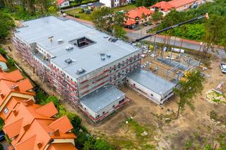 Szkoła modułowa w Kobyłce. Widok z drona