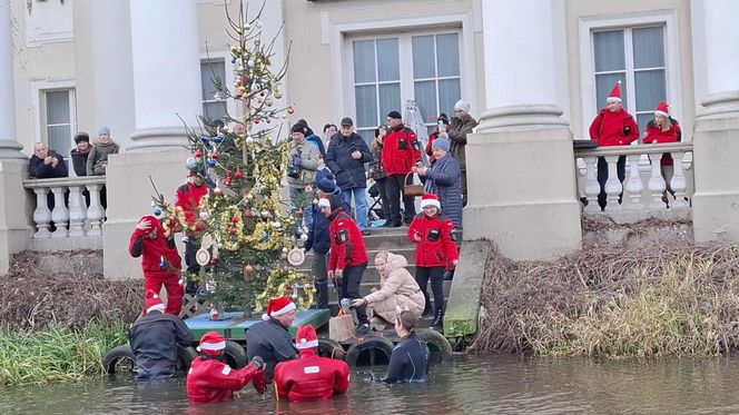 Udekorowana choinka stanęła na środku rzeki w Kaliszu