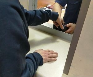 Schował się pod materacem w dziecięcym pokoju. Miał broń i narkotyki. 33-latek usłyszał zarzuty