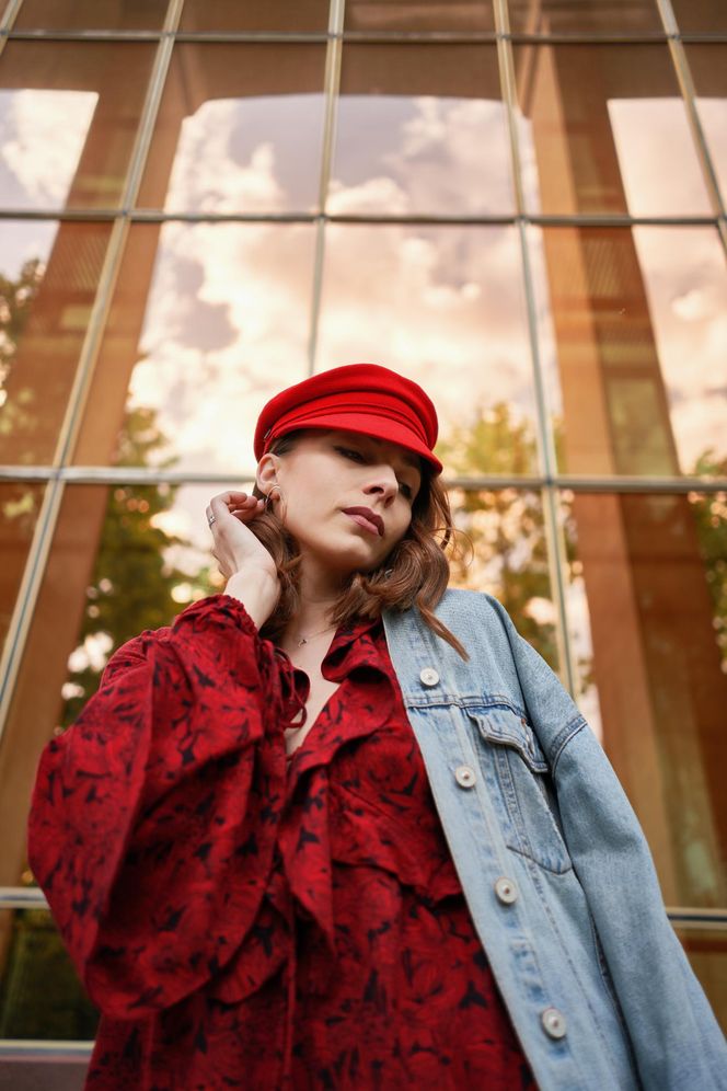 Czerwona koszula będzie hitem jesiennych stylizacji. Jak ją nosić w modny sposób?