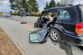 Czołówka pod Płockiem! Renault zupełnie zmiażdżone. Lądował śmigłowiec [ZDJĘCIA]