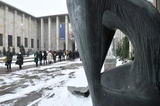 Gigantyczna kolejka do Muzeum Narodowego w Warszawie