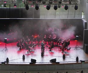 Koncert Muzyki Filmowej. W Teatrze Letnim w Szczecinie im. Heleny Majdaniec rozbrzmiały utwory największych filmowych hitów