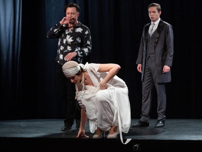 Na Wspólnej odc. 3273. reżyser Halicki (Adam Szczyszczaj), aktorka (Sylwia Gola), aktor (Michał Sacharczuk)