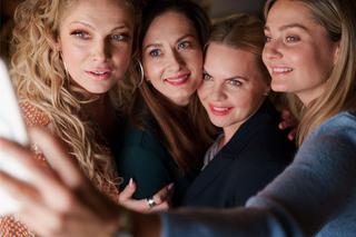 Przyjaciółki 19 sezon. Anka (Magdalena Stużyńska), Patrycja (Joanna Liszowska), Inga (Małgorzata Socha), Zuza (Anita Sokołowska)