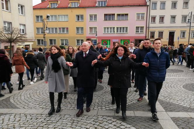 Ten taniec przyniesie im szczęście! Maturzyści zatańczyli poloneza na trzebnickim Rynku! [WIDEO]