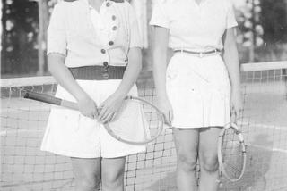 Tenisistki Neumannówna (z lewej) i Lilpopówna z rakietami na korcie. 1936 rok