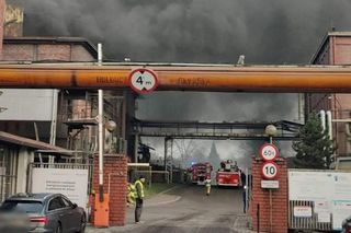 Groźny pożar na terenie huty. Są poszkodowani! 25 zastępów straży w akcji 