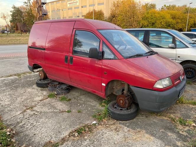 Wraki pojazdów znikają z krakowskich ulic. Strażnicy mają pełne ręce roboty 