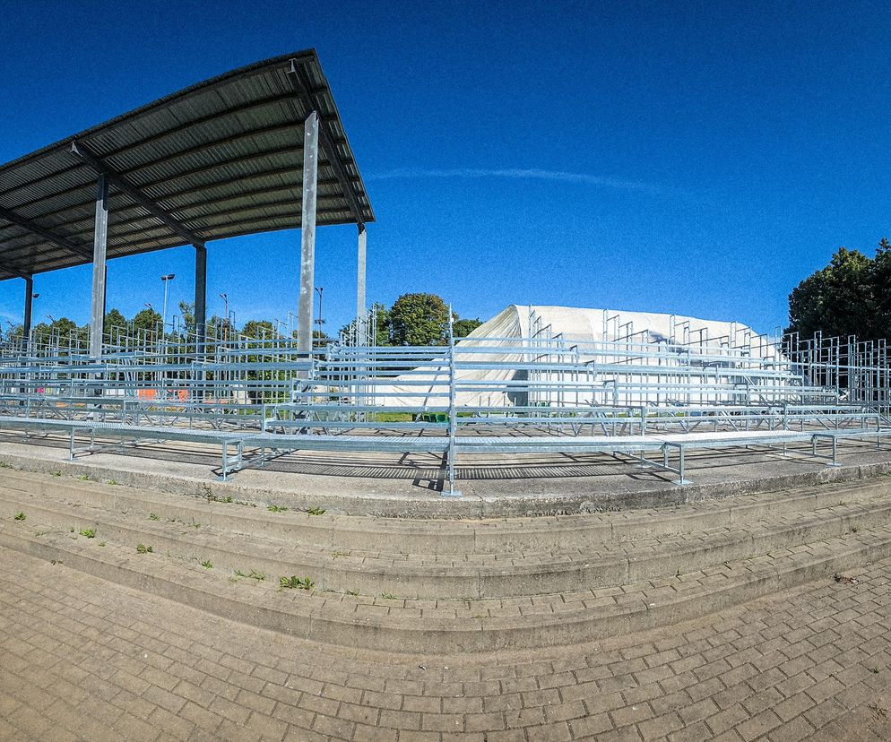 Trwa montaż nowych trybun na stadionie Warty
