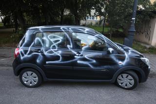 Dramat mieszkanki Mokotowa. Ktoś zniszczył jej samochód. To samo było rok temu