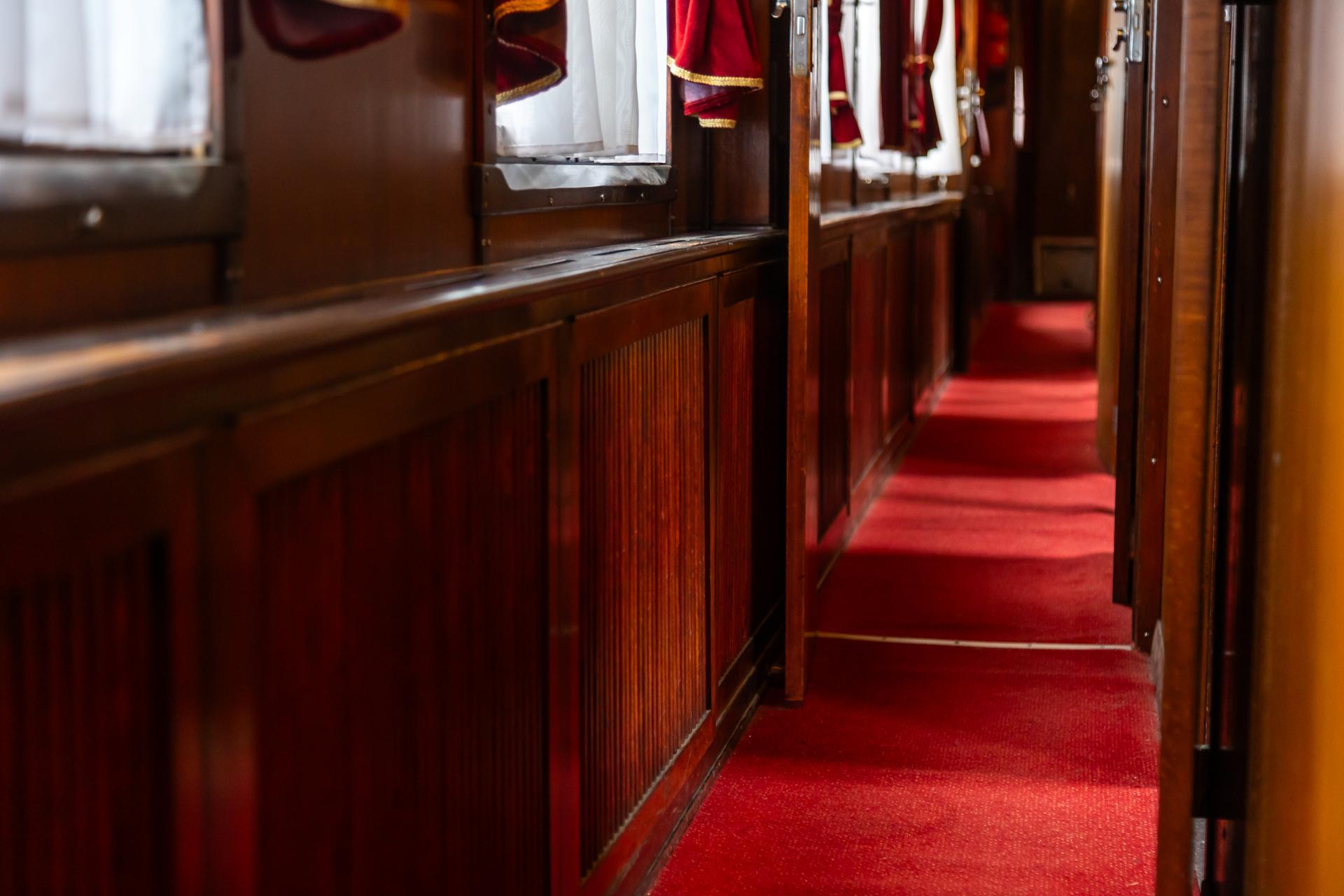 Wagon salonowy - zdjęcia. Zobacz wnętrze wagonu, którym podróżowali najważniejsi politycy z PRL-u