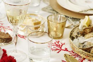 Biało-złota dekoracja stołu na domowego Sylwestra