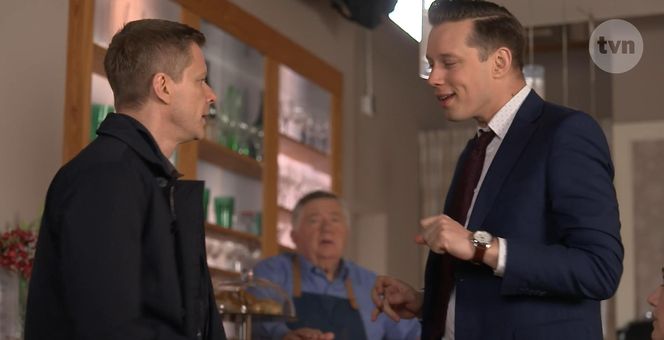 Na Wspólnej na planie: Robert Tadeusiak (Dariusz Wnuk), Aneta Siwek (Dorota Krempa), Darek Żbik (Michał Mikołajczak), Włodek (Mieczysław Hryniewicz)