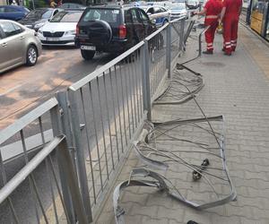 Pijany staranował barierki przy przystanku tramwajowym. O krok od tragedii w Warszawie