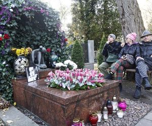 Tak wygląda grób Kory na dzień przed Wszystkimi Świętymi. Czuwają przy nim jej najbliżsi!