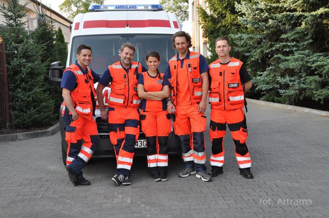 Na sygnale. Martyna (Monika Mazur), Piotr (Dariusz Wieteska), Wiktor (Wojciech Kuliński) i Adam (Konrad Darocha), Artur (Tomasz Piątkowski)