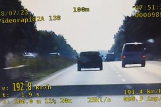 Przekroczył prędkość o 72 km/h. Policjanci z drogówki nie mogli zabrać mu prawa jazdy