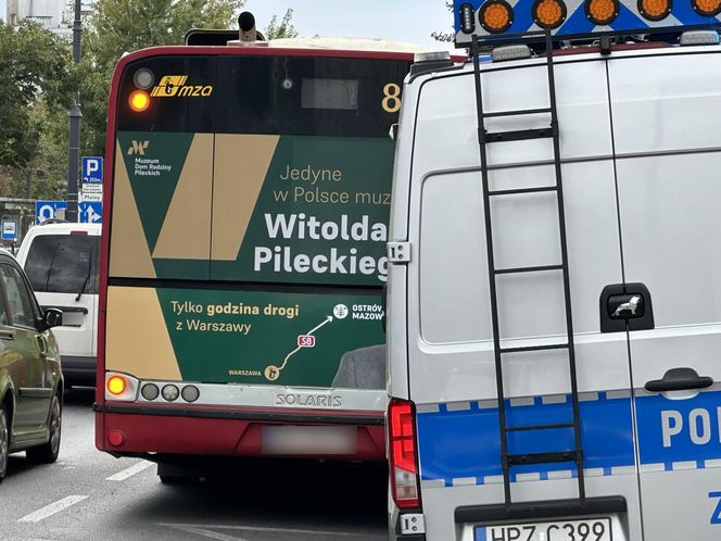 4-latka ciągnięta przez autobus miejski. 