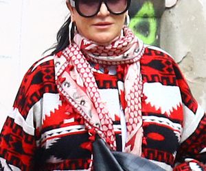 Kayah. Leczyła gardło i opalała kolana