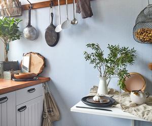 Kolorowa ściana w kuchni – lamperia w paseczki