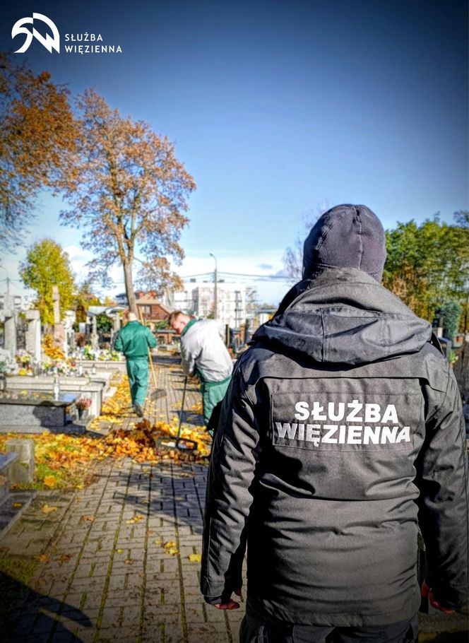 „Pamięć, szacunek, resocjalizacja” – więźniowie posprzątali na Cmentarzu Centralnym w Siedlcach