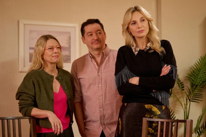 Na Wspólnej, odc. 4002. Monika (Sylwia Gliwa), Renata (Marta Jankowska), Bogdan (Wojciech Brzeziński)