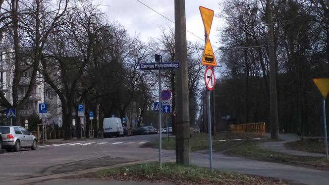Wąski przejazd przez działki, brak chodnika, trudny wyjazd na główną ulicę - sprawdzamy, jak wygląda droga do mostu tymczasowego w Toruniu [ZDJĘCIA, AUDIO]