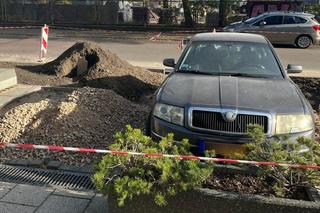 Historia niczym z Łodzi. Kolejny samochód zablokował przebudowę chodnika. Tym razem w Warszawie