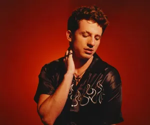 Charlie Puth rozpala zmysły. Sugestywne Lipstick jest niczym aksamit!