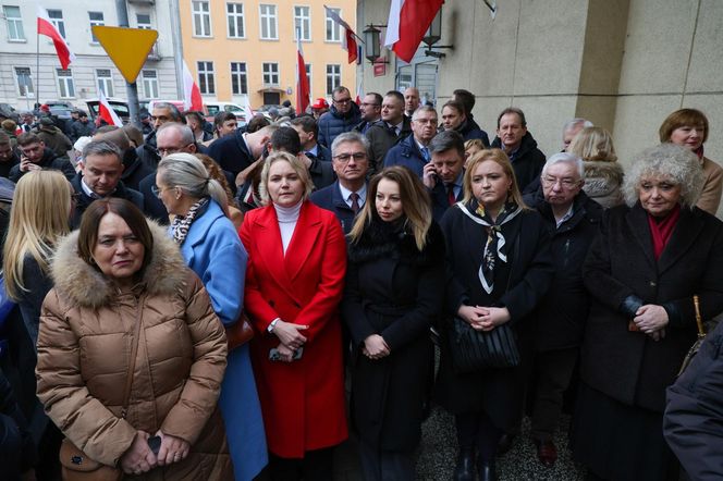 Mateusz Morawiecki pojawił się w budynku prokuratury w Warszawie. Ma usłyszeć zarzuty ws. wyborów korespondencyjnych z 2020 roku