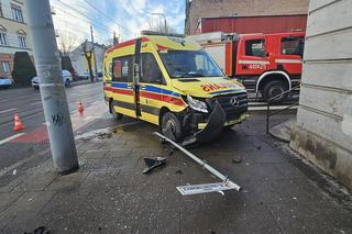 Zderzenie samochodu osobowego z karetką w Grudziądzu