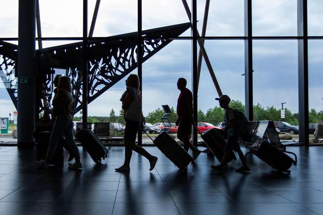   Tłumy na lotnisku w Szymanach. Wystartował pierwszy wakacyjny lot do Albanii. Zobacz zdjęcia
