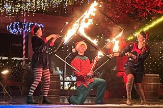 Betlejem Poznańskie 2023. Zimowe Fire Show na placu Wolności w Poznaniu