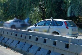 Kraków. Latarnia spadła na przejeżdżający samochód. Chwilę wcześniej doszło tam do wypadku [ZDJĘCIA]