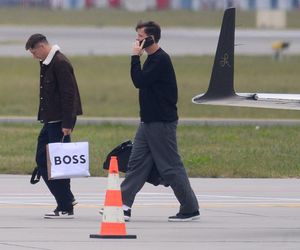 Robert Lewandowski ze szpanerką siatą wysiadł z samolotu
