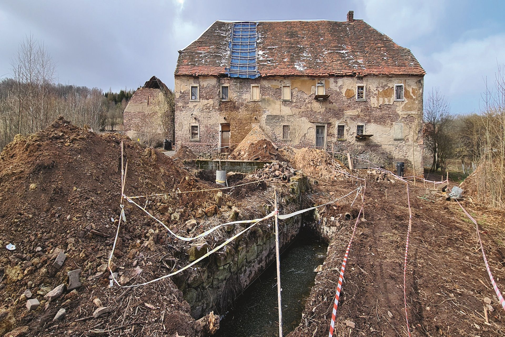 Widok elewacji frontowej, od strony drogi